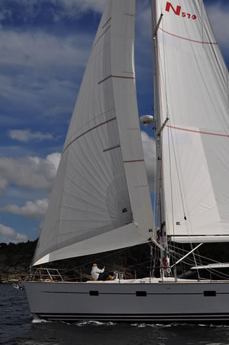 Mainsail redirects wind into leeward jib via its weather twin